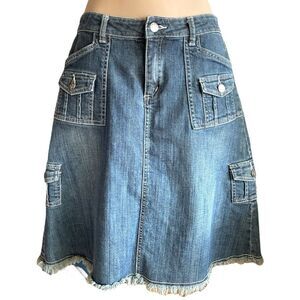 TIMELESS MID-LENGTH STYLE denim midi skirt is a classic staple